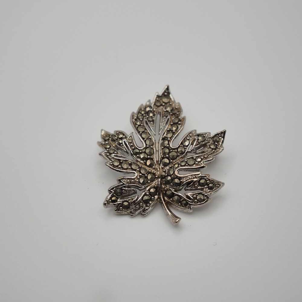 Lisner Brooch Silver Tone Marcasite Maple Leaf Pin Jeweled Cinch Clip Vintage